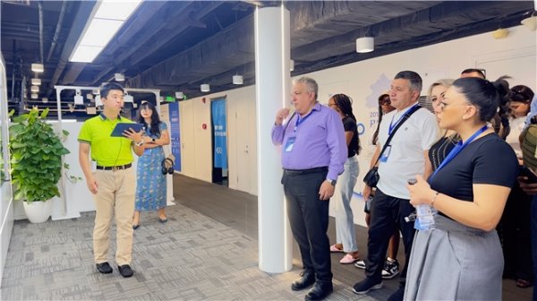 门户网配资 “一带一路”国家高级研讨班成员到智慧互通（AICT）参观考察高精度人工智能（HAI）技术